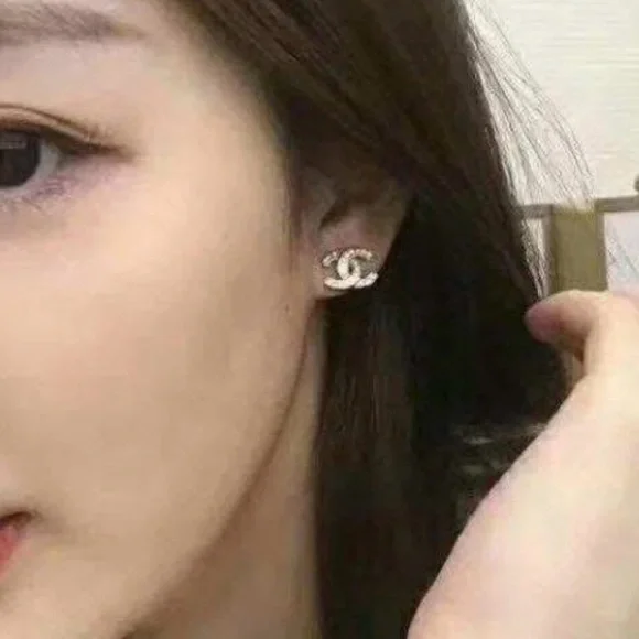 CHANEL Gold Earrings with Crystal Details - Picture 4 of 4